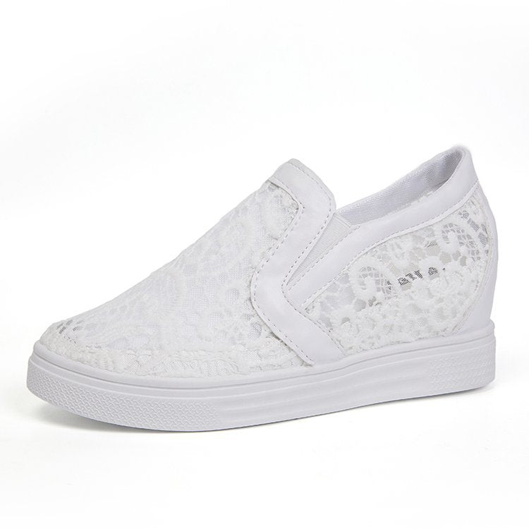Damen Slip-On Keil-Sneaker mit Spitzen-Obermaterial – Névara