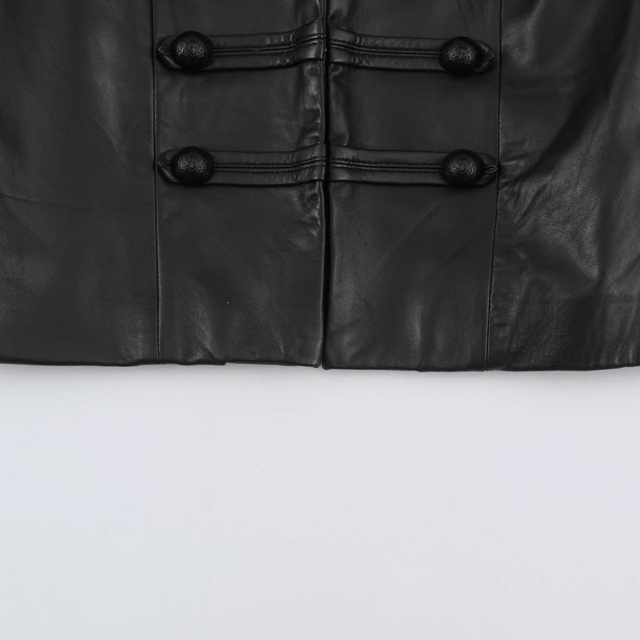 Damen Taillierte militärinspirierte Lederjacke mit Stehkragen, dekorativen Riegeln und Knopfleisten Echoarchiv