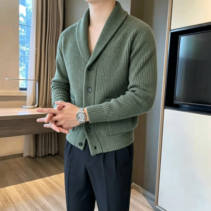 Herren Schalkragen-Strickcardigan mit Rippenstruktur, Knopfleiste und aufgesetzten Taschen Echoarchiv