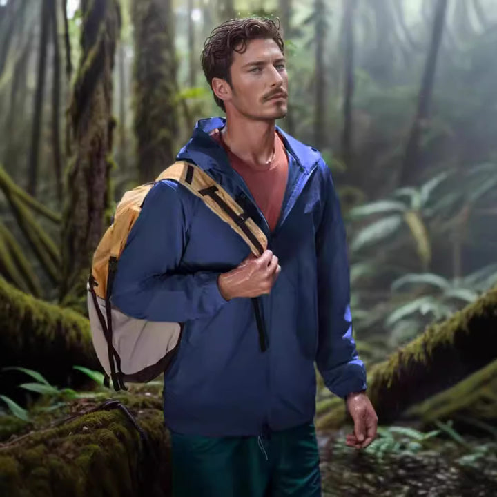 Herren funktionale Outdoor-Jacke mit verstellbarem Kapuzenkragen und atmungsaktiven Einsätzen Echoarchiv