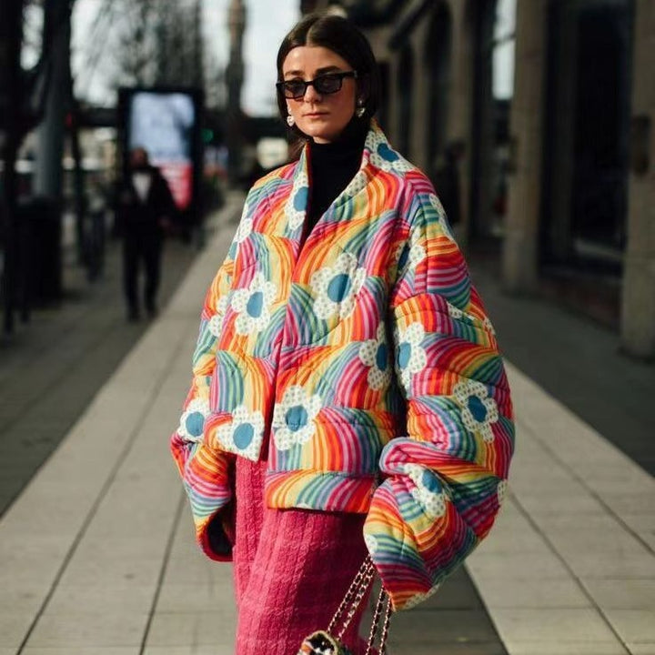 Damen Kurze Oversize-Steppjacke mit bunten Regenbogenstreifen und Blumenapplikation Echo Archiv