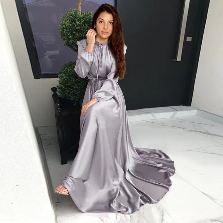 Damen Maxikleid aus fließendem Satin mit Stehkragen und Bindegürtel Echoarchiv