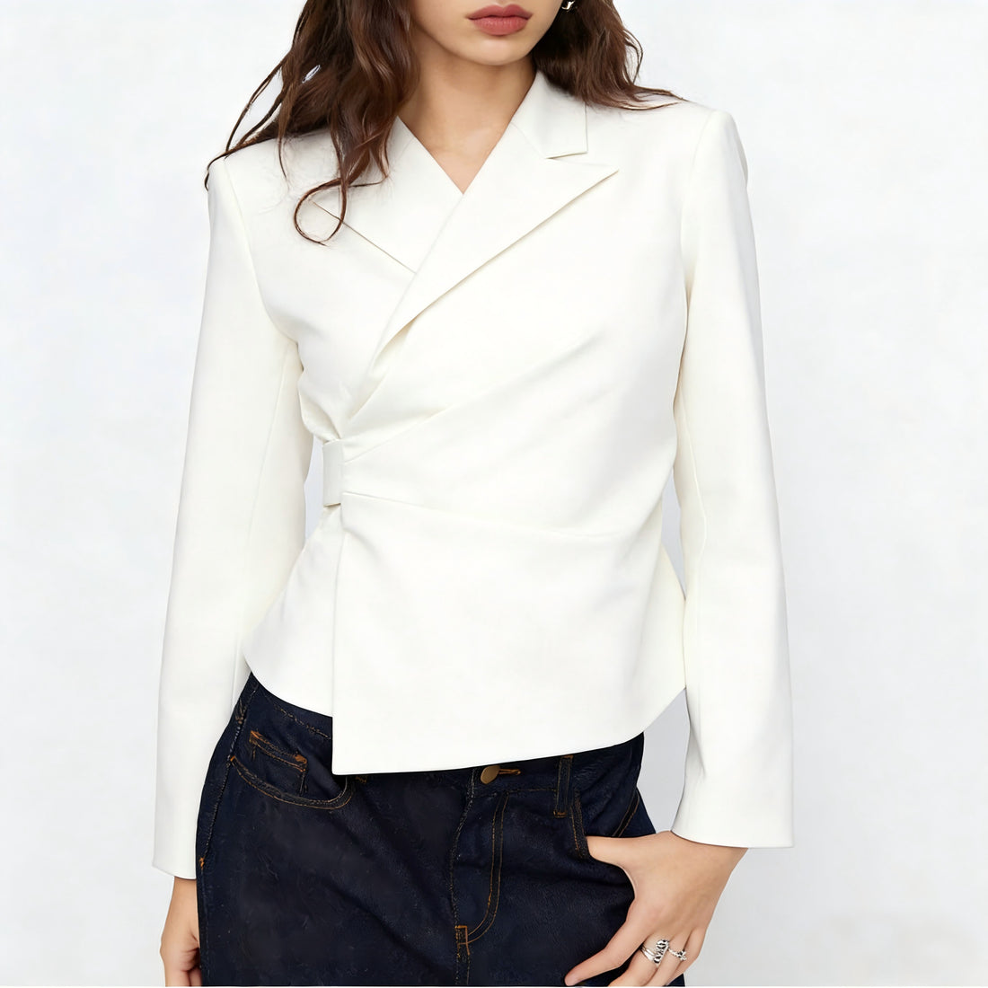 Damen Taillierter Wickel-Blazer mit drapierter Peplum-Silhouette – Valéne