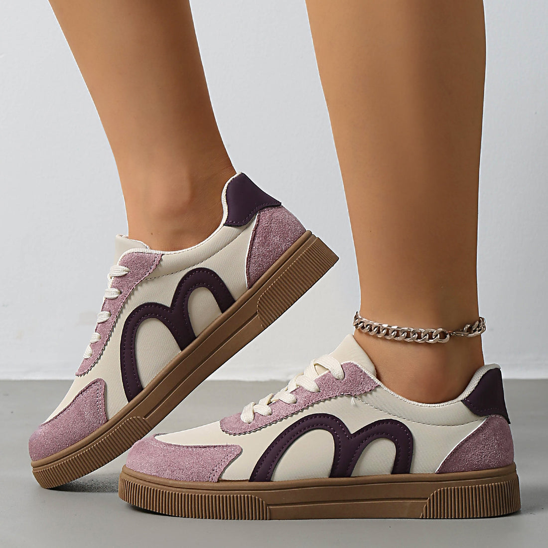 Damen Retro-Sneaker mit Velours‑Overlays, geschwungener Seitenapplikation und profilierter Gummisohle – Névara