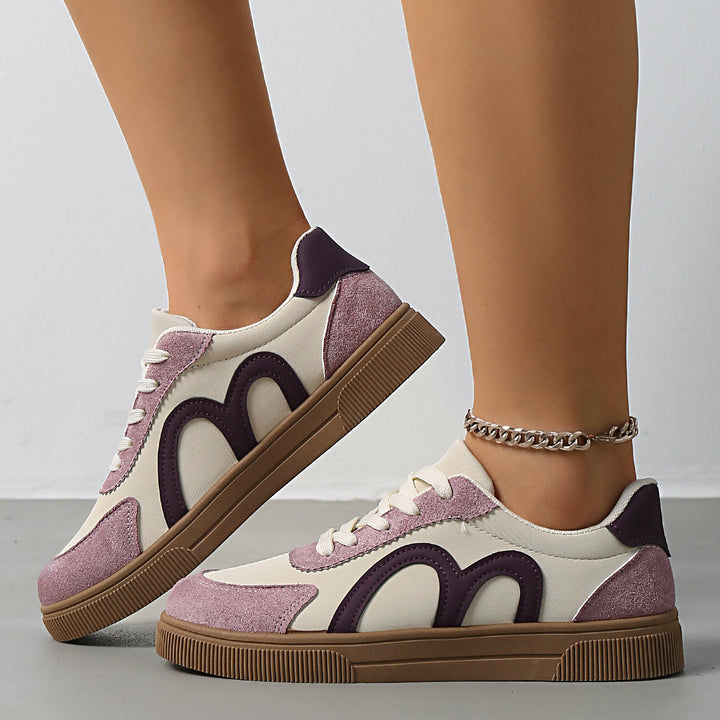 Damen Retro-Sneaker mit Velours‑Overlays, geschwungener Seitenapplikation und profilierter Gummisohle – Névara