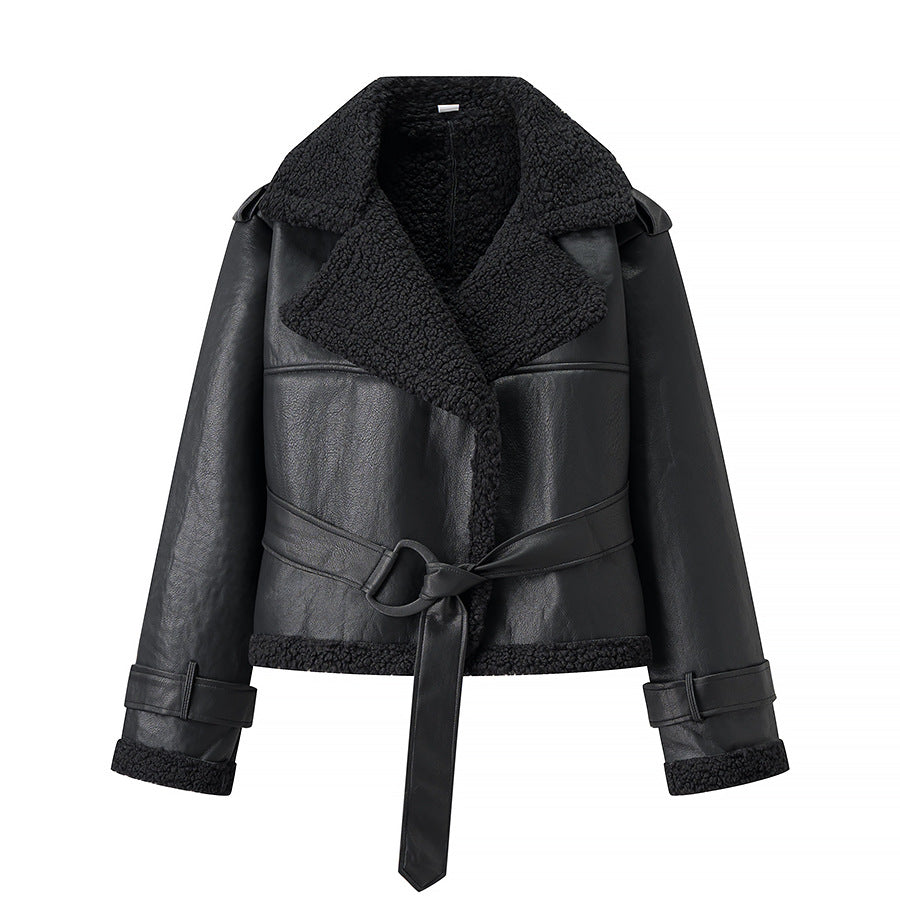 Damen Kurze Fliegerjacke aus Kunstleder mit Teddyfell-Kragen und Taillengürtel Echo Archiv