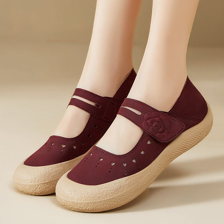 Damen nan komfortabler Mary-Jane Slipper mit Klettverschluss, perforiertem Herzmuster und stoßdämpfender Leichtsohle Echo Archiv