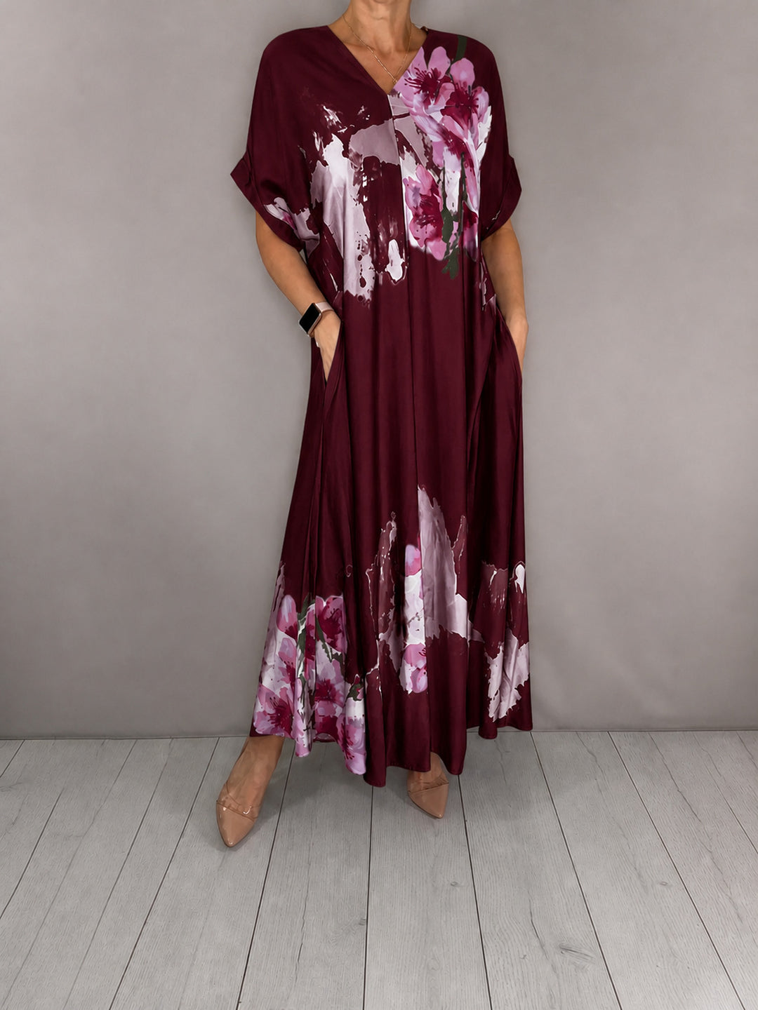 Damen Maxikleid mit weitem Fall, V-Ausschnitt, Eingrifftaschen und floraler Aquarelloptik Echoarchiv