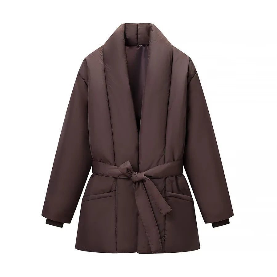 Damen wattierte Jacke mit Schalkragen, Bindegürtel und aufgesetzten Taschen – Célinea