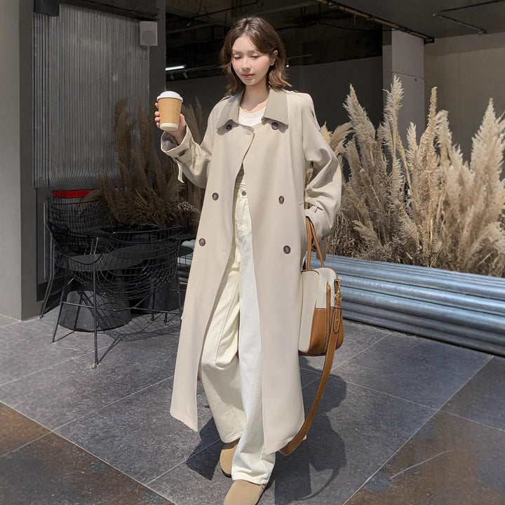 Damen Lang geschnittener minimalistischer Trenchcoat mit weichem Fall, überschnittenen Schultern und verstellbaren Ärmelriemen Echoarchiv