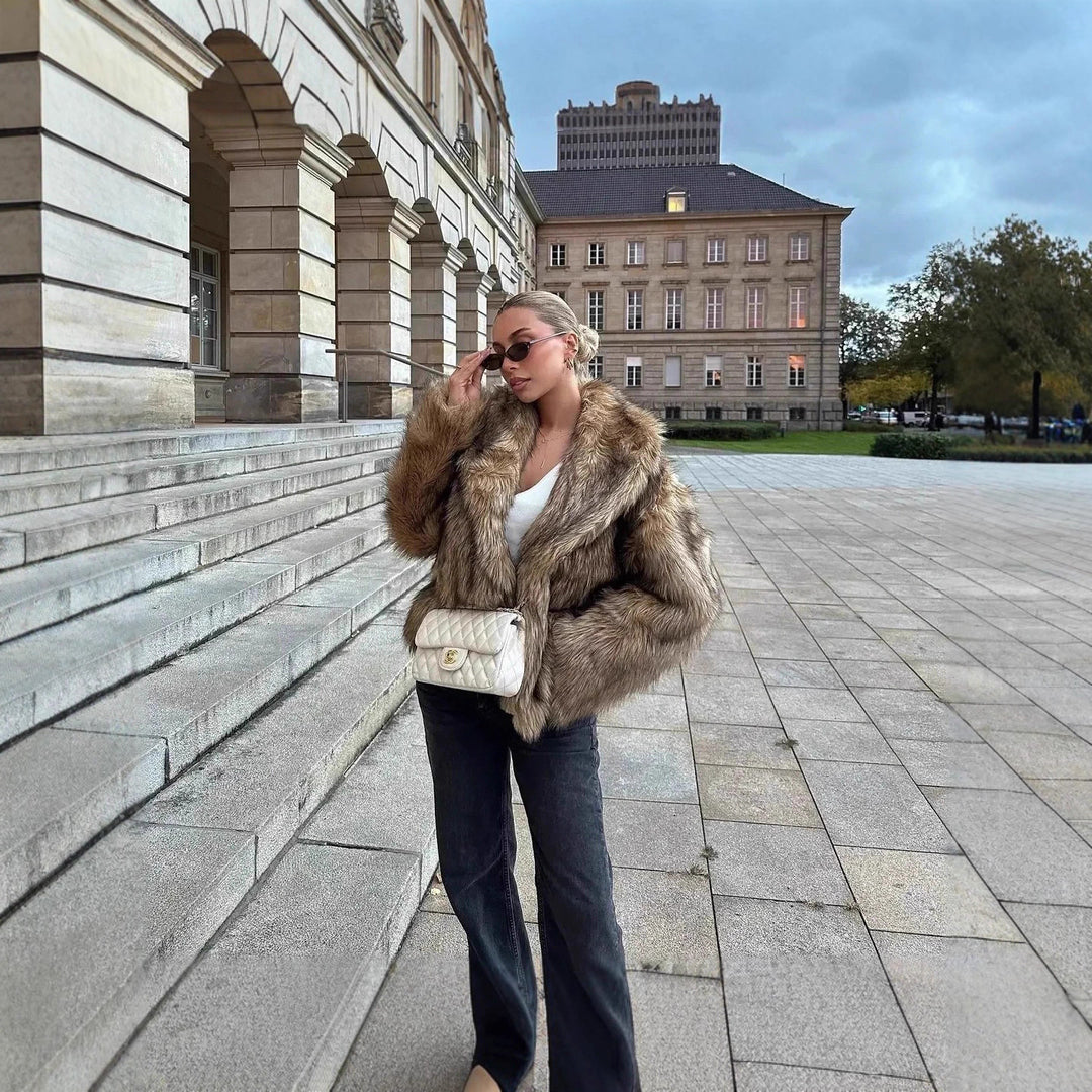 Damen Kurz geschnittene voluminöse Kunstpelzjacke mit Oversize‑Schalkragen Echo Archiv