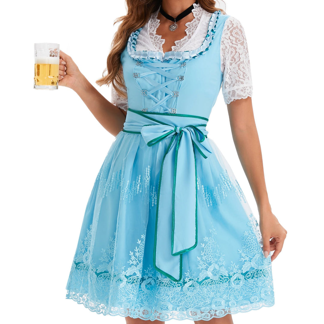 Damen nan kurzes Landhaus-Dirndl mit bestickter Tüllschürze, gerafftem Mieder und Puffärmeln Echo Archiv