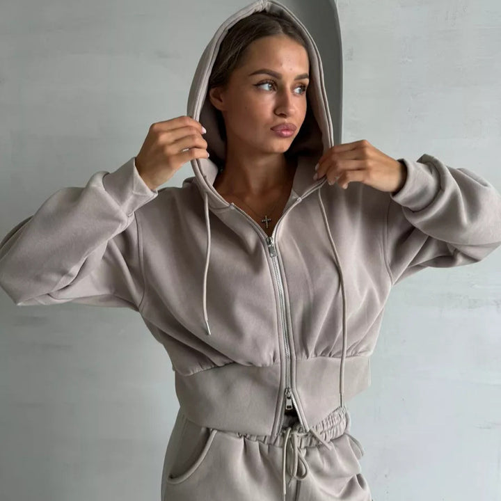 Damen Zweiteiliges Loungewear-Set mit gekürzter Zip-Kapuzenjacke und weitem High‑Waist Jogginghose – Élanora
