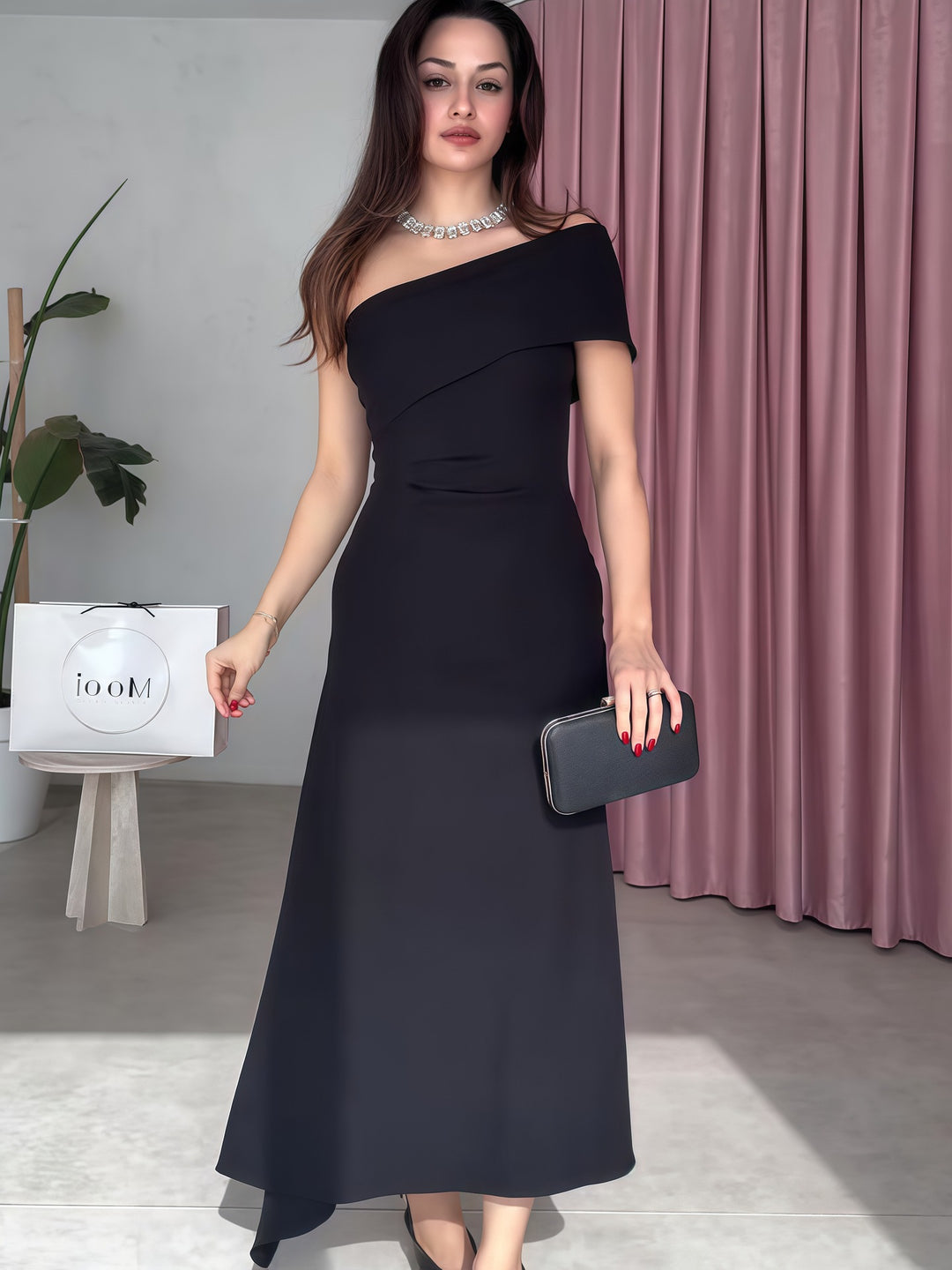 Damen Elegantes Maxikleid mit asymmetrischem Ausschnitt und raffiniertem Träger Echo Archiv