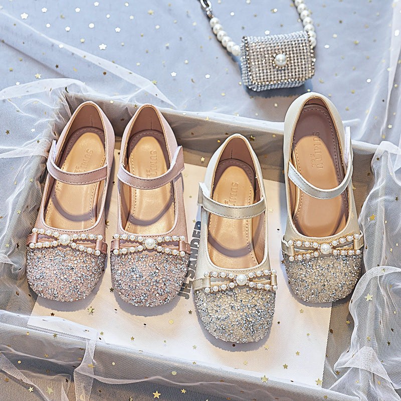 Mädchen Ballerinas mit Perlenschmuck und Glitzer Echo Archiv
