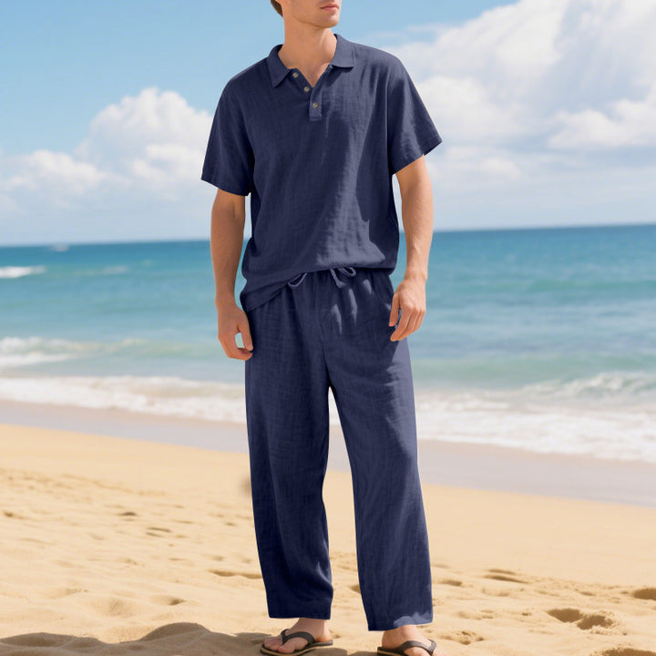 Herren lässiges Sommer-Outfit mit hochwertigem kurzärmligem Polo und bequemen Leinen-Hosen Echoarchiv