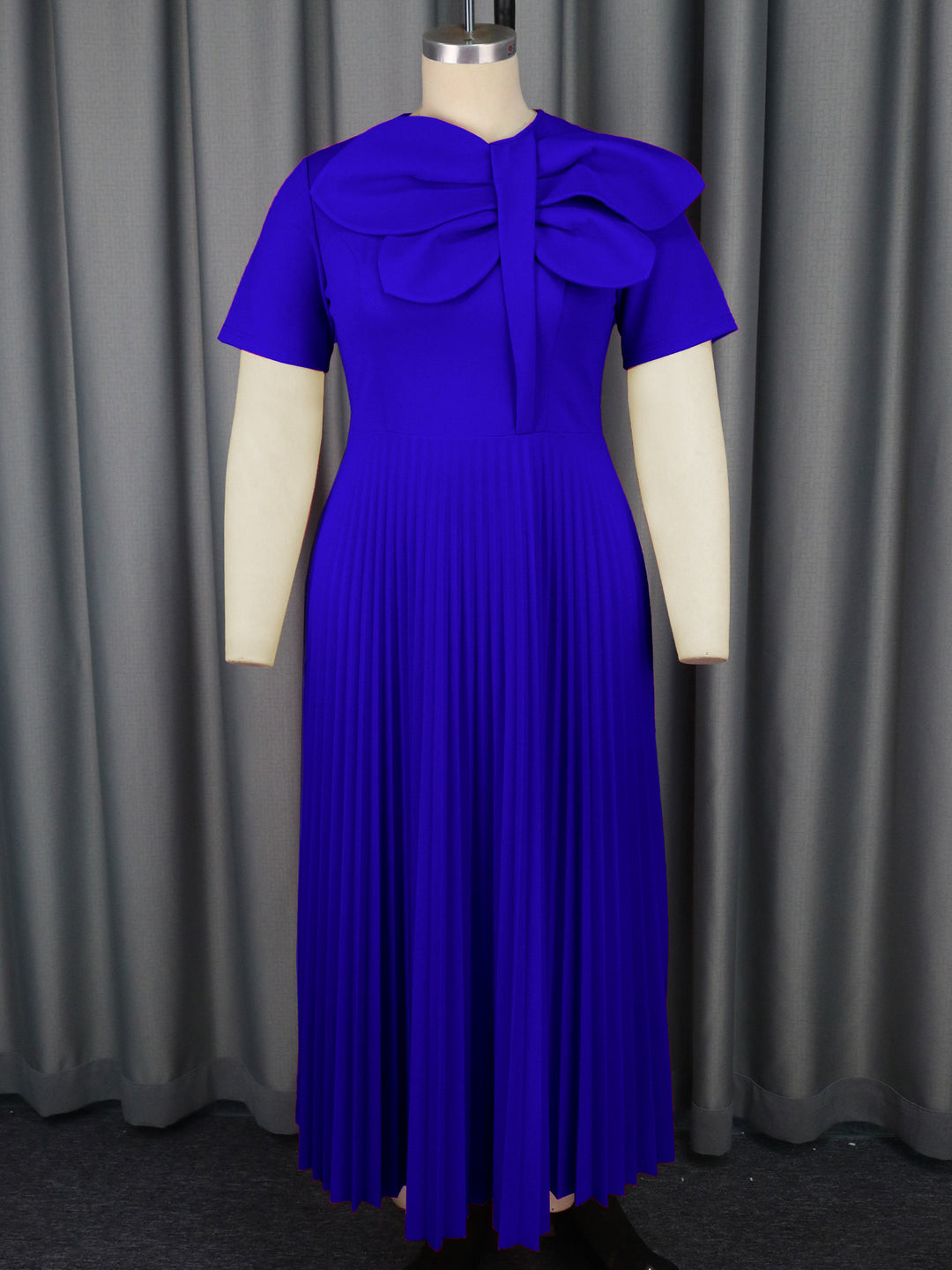 Damen plissiertes Maxikleid mit voluminösem Schleifenkragen Echo Archiv