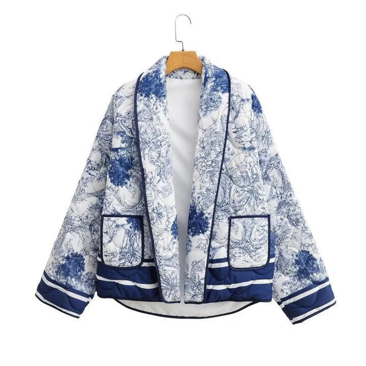 Damen leichte gesteppte Kurzjacke im Kimono‑Stil mit weitem Schalkragen, kontrastpaspel und aufgesetzten Taschen – Célinea