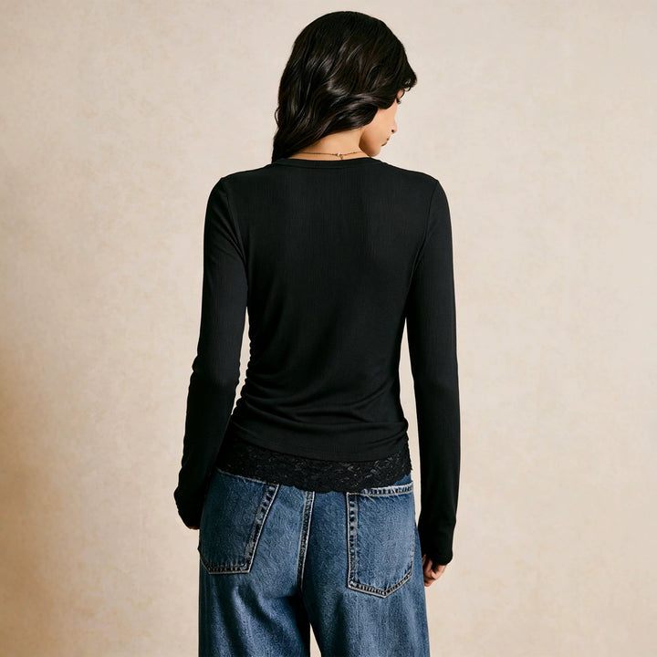 Damen figurbetontes geripptes Langarmshirt mit seitlicher Raffung und Spitzen-Saum – Avérine