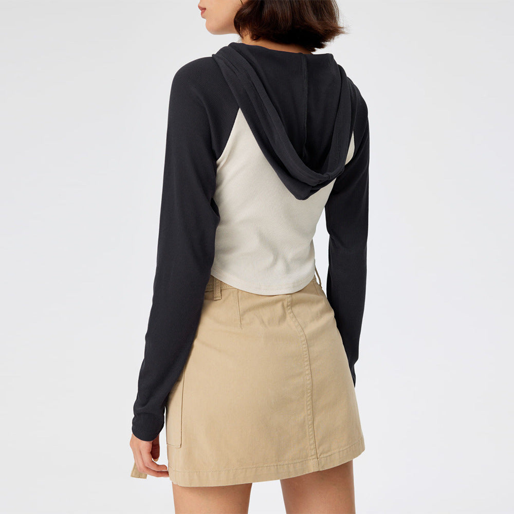 Damen Cropped Kapuzenlongsleeve mit Raglanärmeln, Daumenloch und geripptem Stretchkörper – Auréline