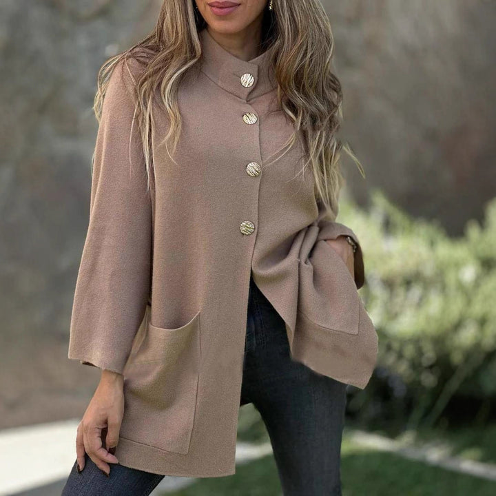 Damen Oversize Cape-Cardigan mit Stehkragen, aufgesetzten Taschen und Zierknöpfen – Veloura
