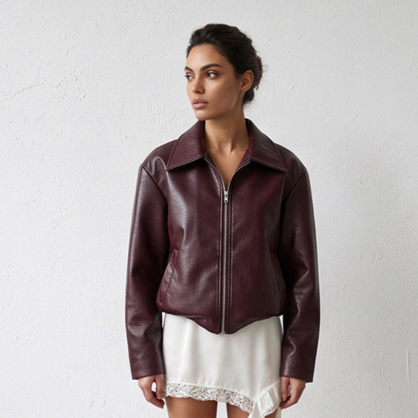 Damen Kurzjacke aus veganer Glattleder‑Optik mit spitzem Hemdkragen und frontalem Reißverschluss Echoarchiv
