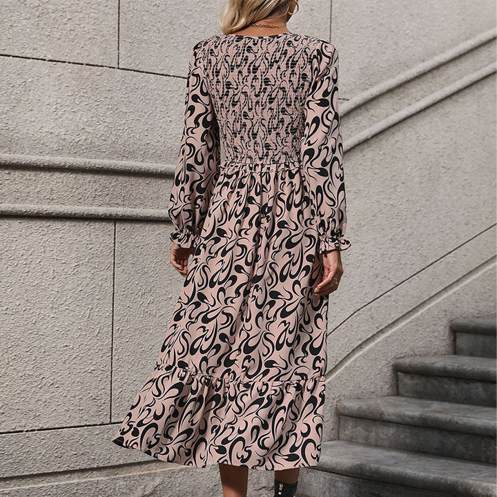 Damen Midikleid mit elastischem Smock-Oberteil, abstraktem Allover‑Print und ausgestelltem Volant‑Saum – Élara