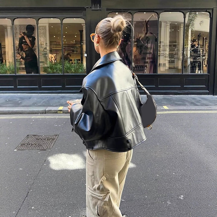 Damen Cropped Boxy‑Bikerjacke aus Lederimitat mit markanter Schulterpartie und kastiger Silhouette Echoarchiv