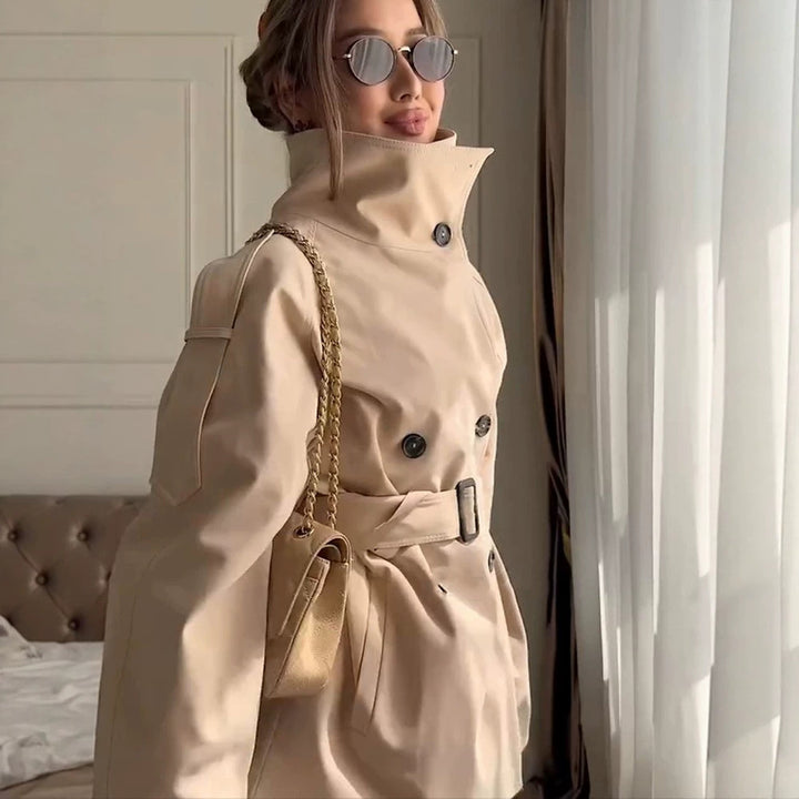 Damen Kurzer Boxy-Trenchcoat mit hohem Stehkragen, doppelreihiger Front & Taillengürtel Echoarchiv