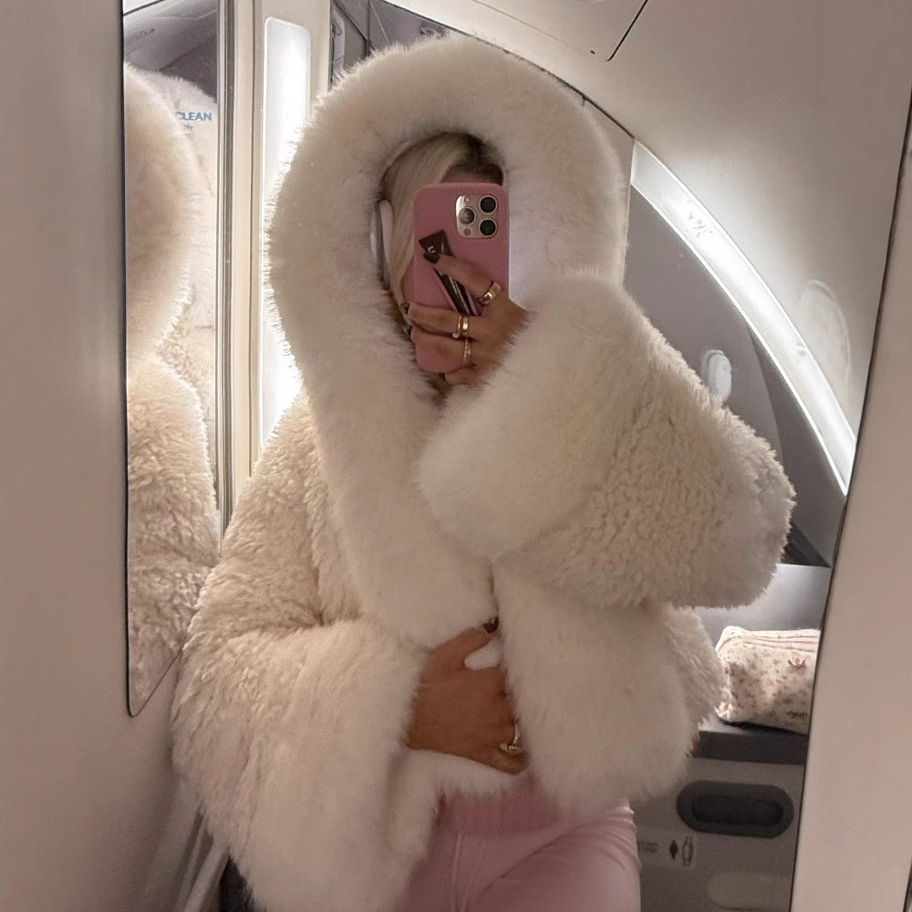 Damen Kurzjacke aus voluminösem Fauxfur mit XXL-Kapuze und Kugelärmeln Echoarchiv