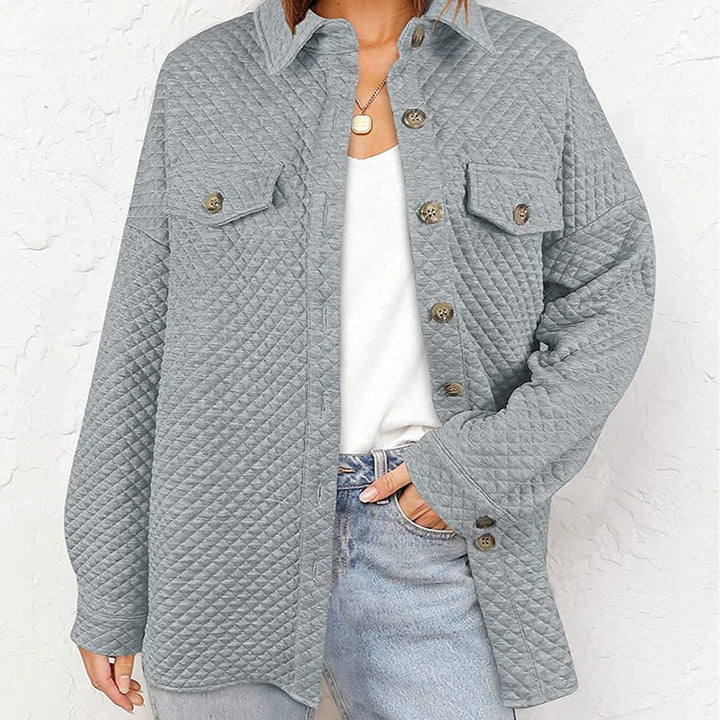 Damen Stepp Übergangshemdjacke mit Oversize Schnitt Brustpatten und Knopfleiste – Célinea