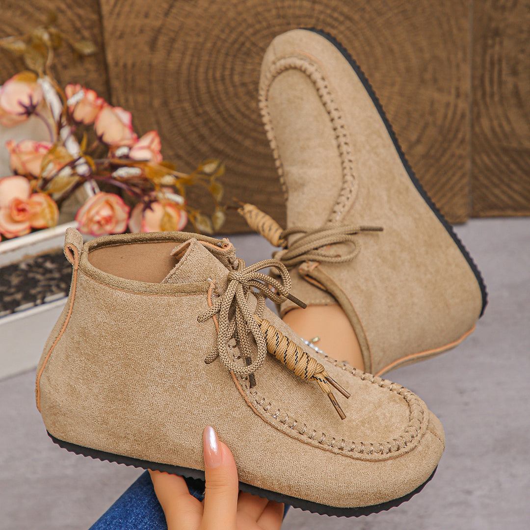 Damen Velours‑Mokassin‑Stiefelette mit handgenähter Ziernaht und Quasten‑Schnürung Echo Archiv
