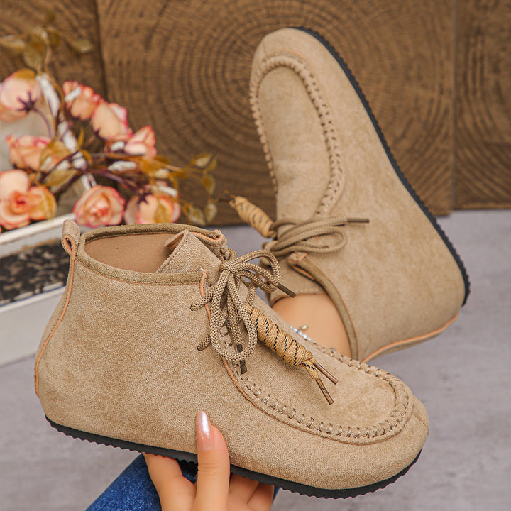 Damen Velours‑Mokassin‑Stiefelette mit handgenähter Ziernaht und Quasten‑Schnürung Echo Archiv