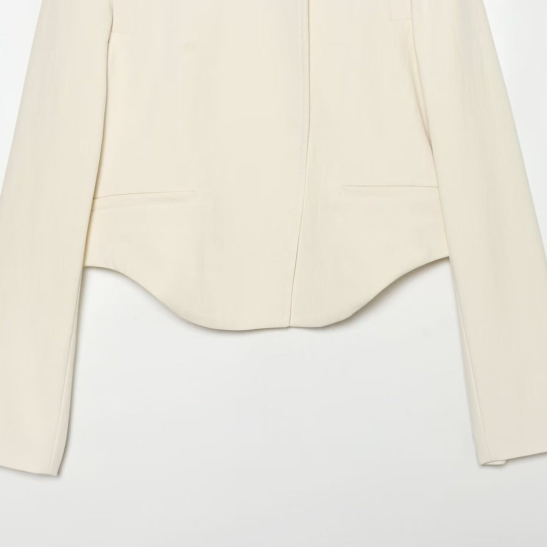 Damen Kurze Tailleurjacke mit Stehkragen, asymmetrischem Saum und Nahttaschen Echo Archiv