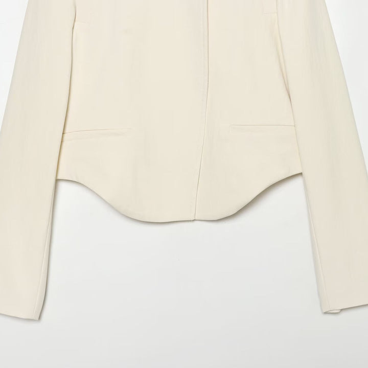 Damen Kurze Tailleurjacke mit Stehkragen, asymmetrischem Saum und Nahttaschen Echo Archiv