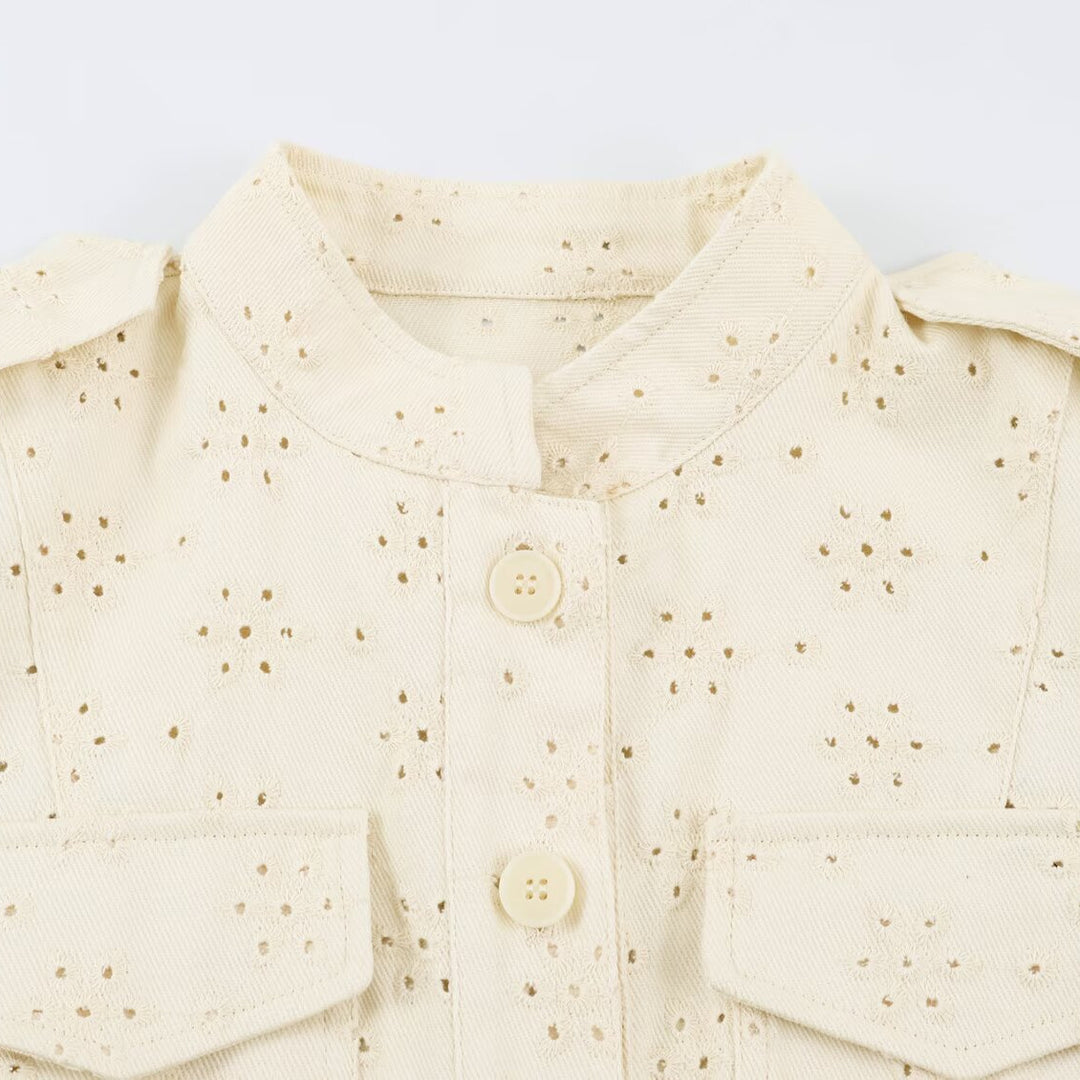 Damen Kurzjacke aus Broderie-Anglaise mit Stehkragen und aufgesetzten Taschen Echoarchiv