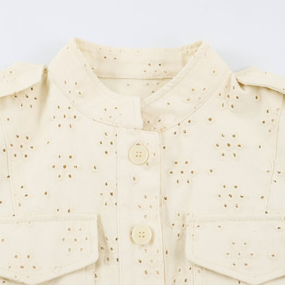 Damen Kurzjacke aus Broderie-Anglaise mit Stehkragen und aufgesetzten Taschen Echoarchiv