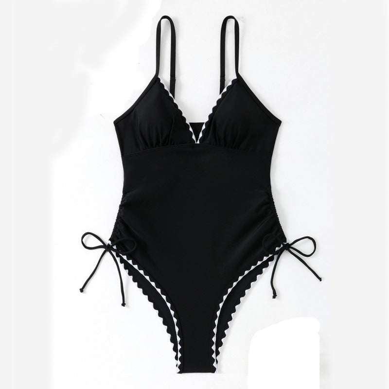 Damen Eleganter und femininer Badeanzug mit verstellbaren Trägern Echo Archiv
