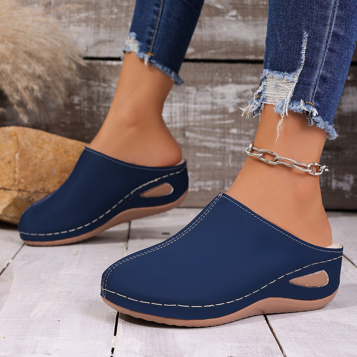 Damen  geschlossene Slip-On Pantolette mit ergonomischem Keilabsatz und dekorativer Ziernaht Echo Archiv