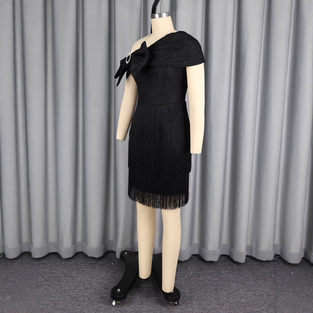 Damen glamouröses Abendkleid mit Rüschen und Fransen Echo Archiv