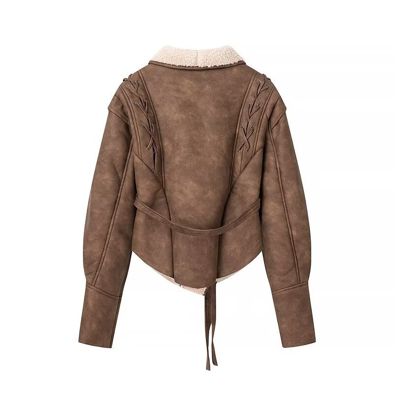 Damen kurze Bikerjacke in Lammfelloptik mit Schalkragen, Bindegürtel und Zierkordeln – Célinea