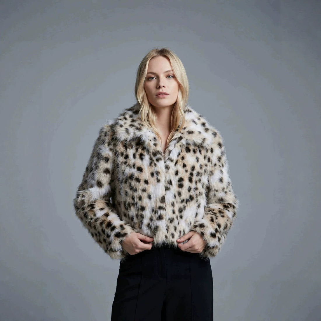 Damen Kurz geschnittene Kunstfelljacke mit grafischem Fleckenmuster und Boxy‑Silhouette Echo Archiv