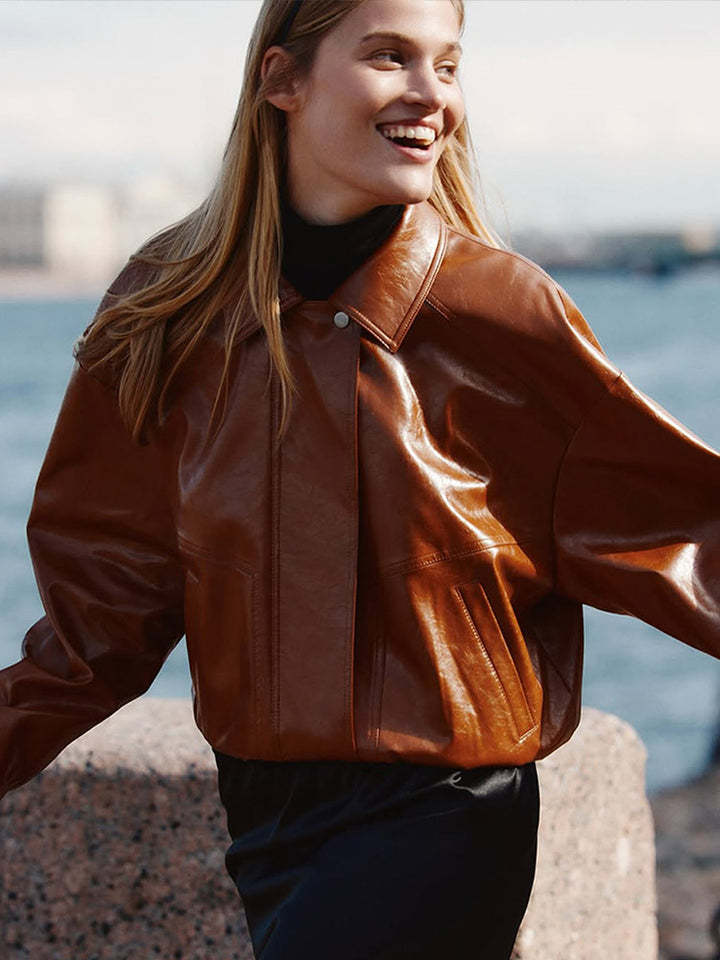 Damen Kurzblouson aus veganem Glattleder mit Boxy‑Silhouette und verdeckter Druckknopfleiste Echoarchiv