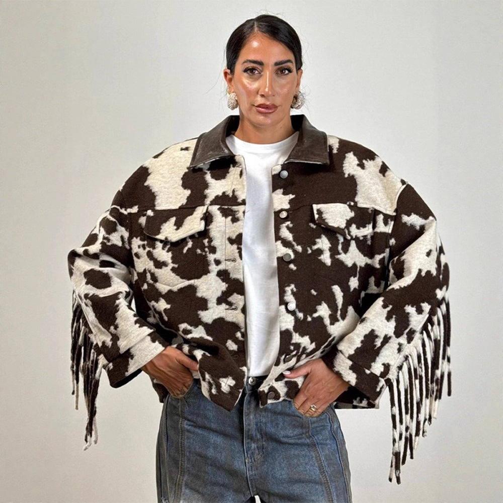 Damen Kurzjacke im Cowprint mit Fransen, Kunstfell‑Optik und Lederkragen Echoarchiv