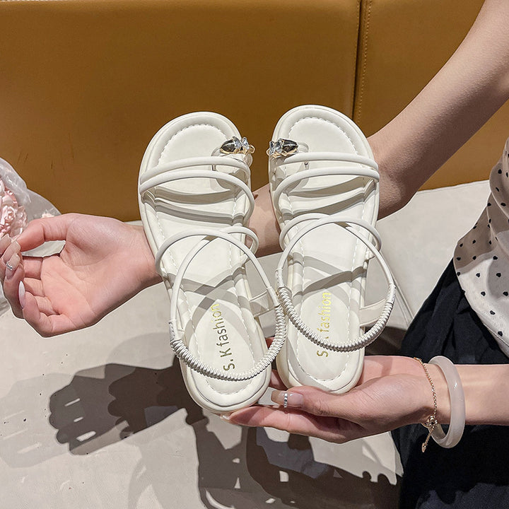 Damen Flache Riemchensandalen mit Zehensteg, elastischem Fersenriemen und Schmuckapplikation – Sorelia