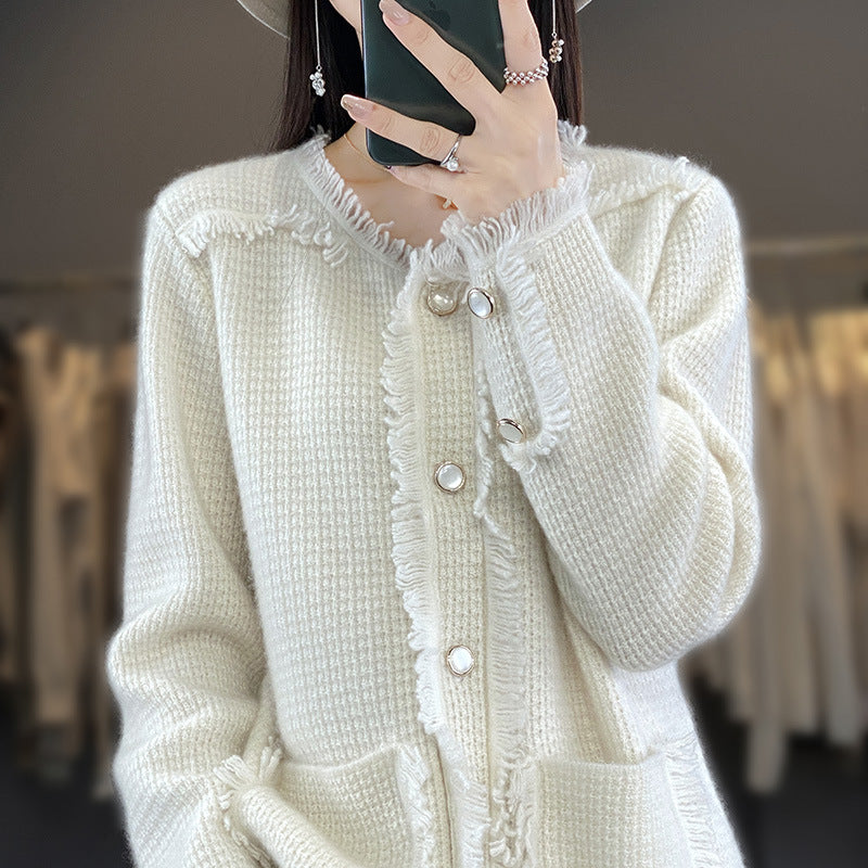 Damen Strickcardigan mit Fransenblende, Perlmuttknopfleiste und aufgesetzten Taschen Echoarchiv