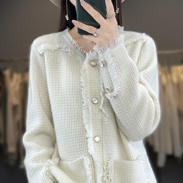 Damen Strickcardigan mit Fransenblende, Perlmuttknopfleiste und aufgesetzten Taschen Echoarchiv