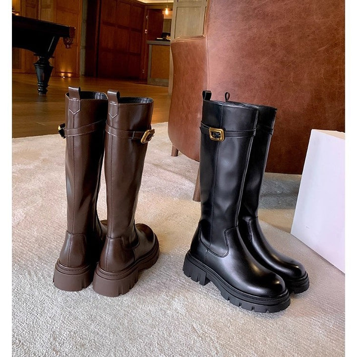 Damen Kniestiefel mit profilierter Lug‑Sohle und dekorativem Schnallenriemen Echo Archiv