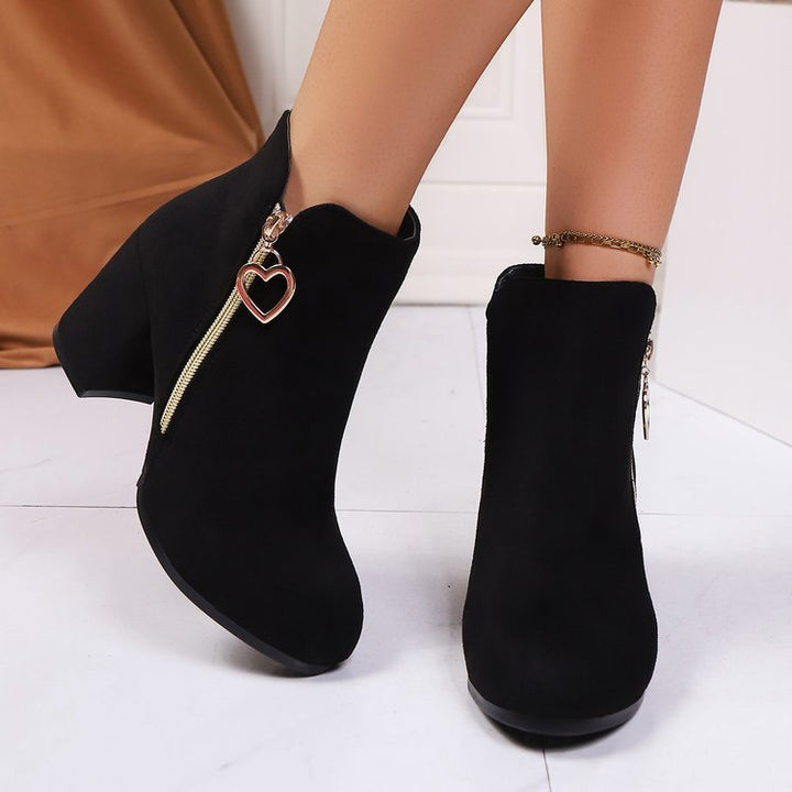 Damen Stiefeletten mit breitem Blockabsatz, Herz-Reißverschluss und Samtvelours-Optik – Varelle