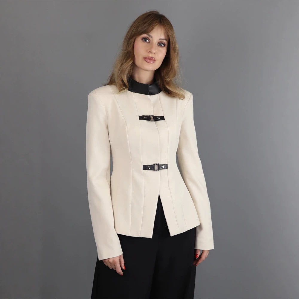 Damen Taillierter Blazer mit Stehkragen, Wiener Nähten und dekorativen Gurtverschlüssen Echoarchiv